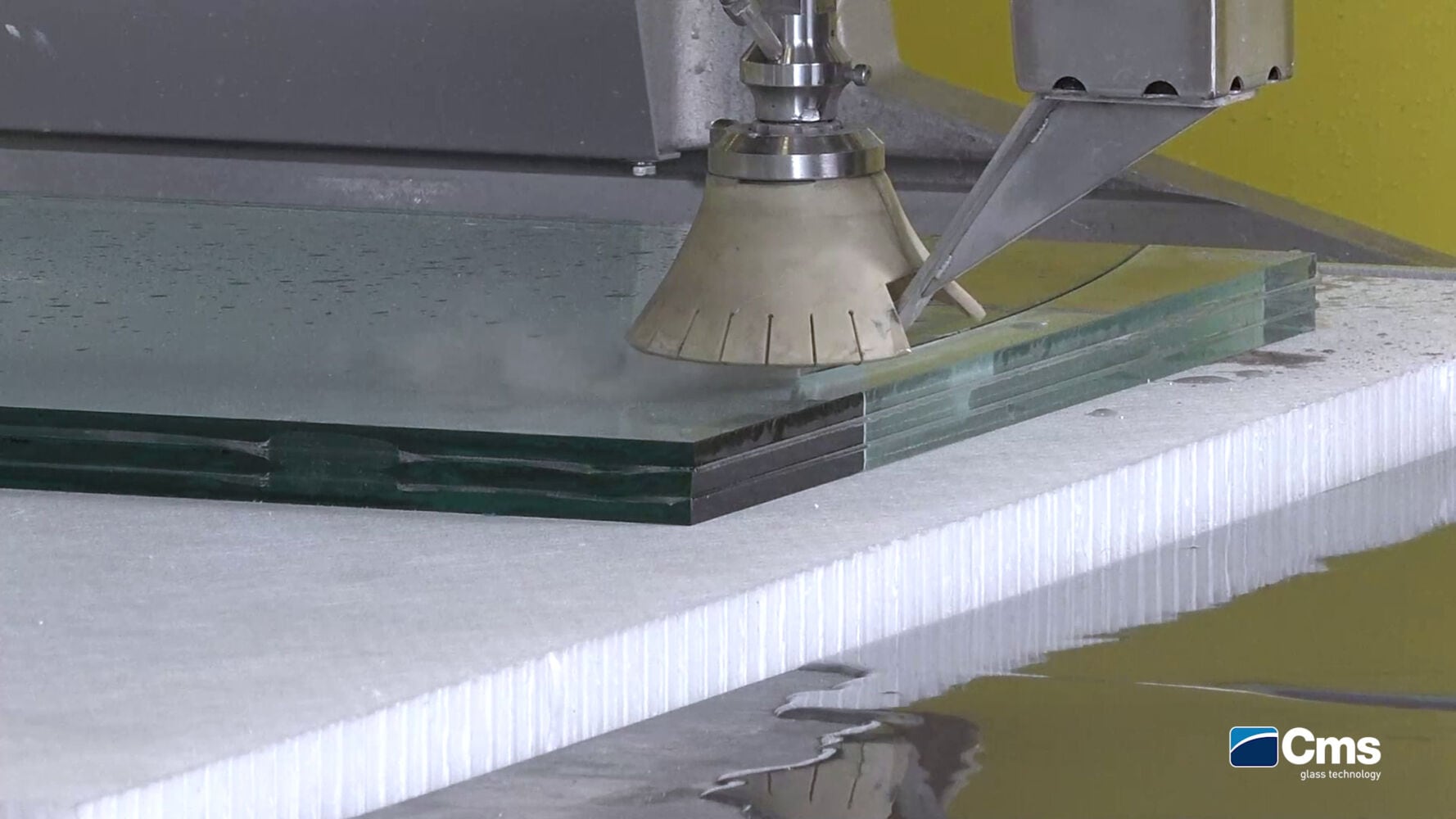 CMS smartline: die ideale Wasserstrahlanlage, um laminierte Gläser zu schneiden 